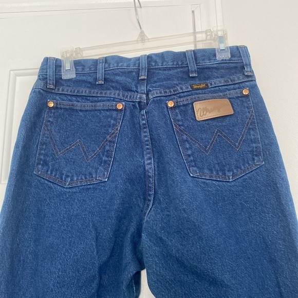 Wrangler cowboy cut jeans in medium wash. - Picture 4 of 10